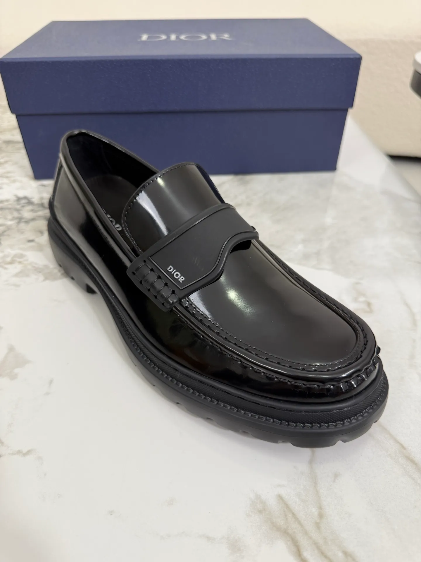 [ DIOR ] Top P: 820💰 ▪️Size: 39-44 (customized for 38.45) Top male leather shoes DIOR Dior combines high-quality materials and exquisite details. The imported cowhide leather upper is embellished with Gancio buckles, showing a luxurious style. Imported cattle. TP sole is light and flexible in texture